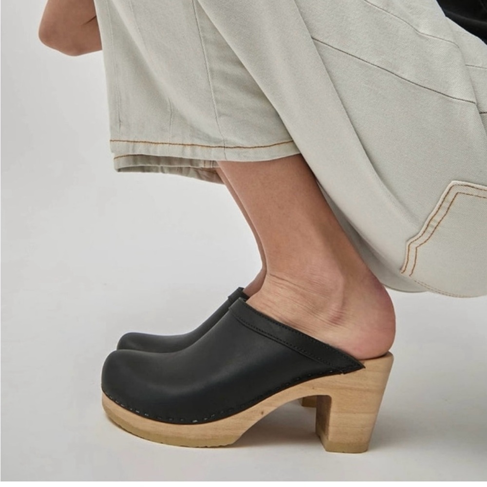 New No.6 Old School High Heel
Wood Base Black Leather Clogs Size
US 5/ EUR 35